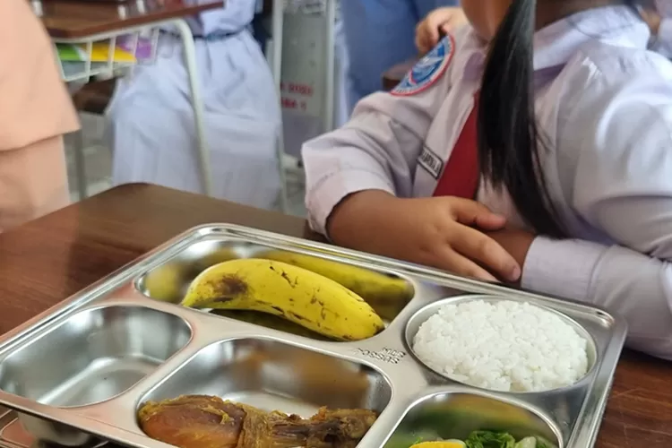 Orang tua siswa di Bandung Barat berharap anak-anak segera pulih usai insiden keracunan program Makan Bergizi Gratis (MBG). Foto: Ilustrasi Program MBG.