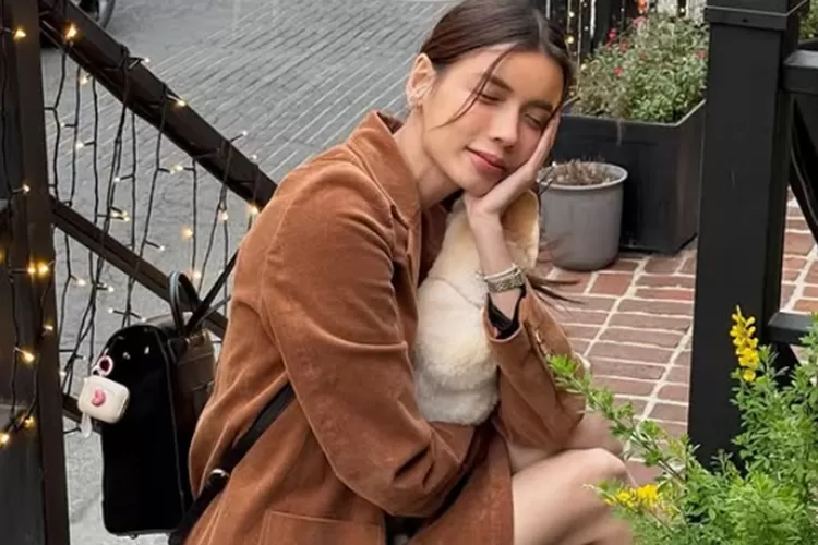 Deddy Corbuzier dan Sabrina Chairunnisa diterpa isu perceraian usai jejak kebersamaan mereka raib dari media sosial. Foto: Instagram/@sabrinachairunnisa_