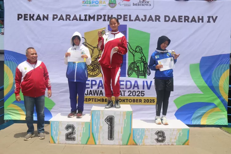 Para atlet difabel Kabupaten Bogor merayakan keberhasilan meraih 20 medali di hari pertama Peparpeda Jabar 2025. (Foto/Diskominfo Kabupaten Bogor.)