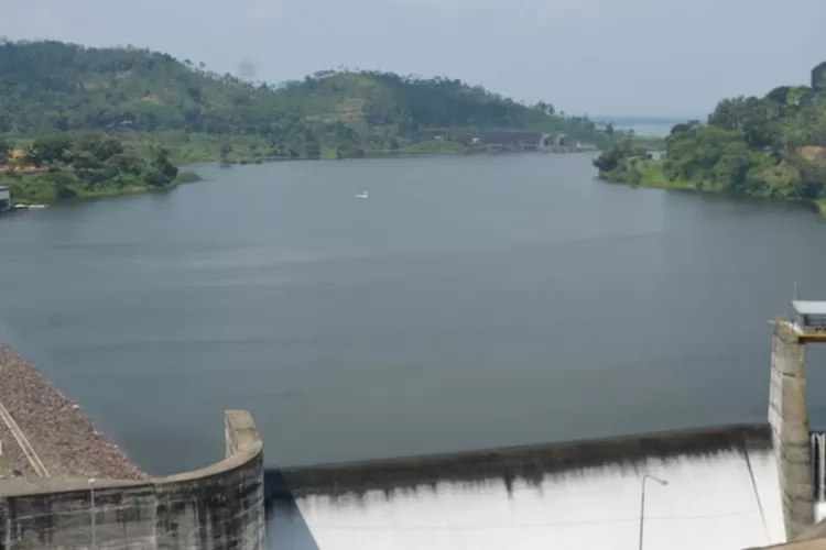 Pembangunan PLTS Terapung 92 MW di Waduk Saguling, simbol langkah Indonesia menuju energi hijau berkelanjutan.