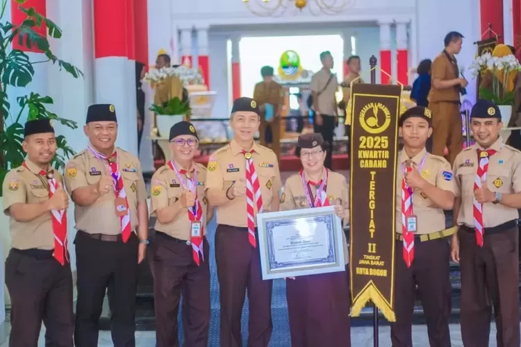 Wali Kota Bogor Dedie A. Rachim menerima Piagam Mabicab dari Kwarda Jawa Barat pada Musda XV Pramuka di Bandung, Senin (29/9/2025). (foto/Humas Kota Bogor.)