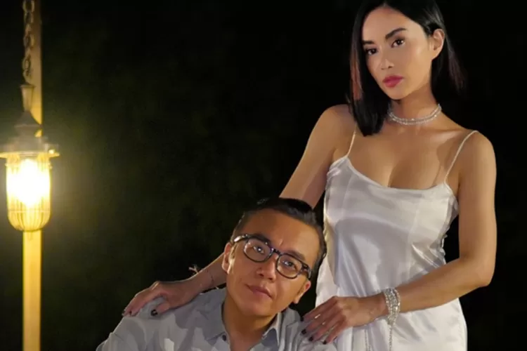 Ari Lasso bersama kekasihnya, Dearly Djoshua, dalam unggahan di akun Instagram pribadinya yang kini telah dihapus. Foto: Instagram/dearlydjoshua