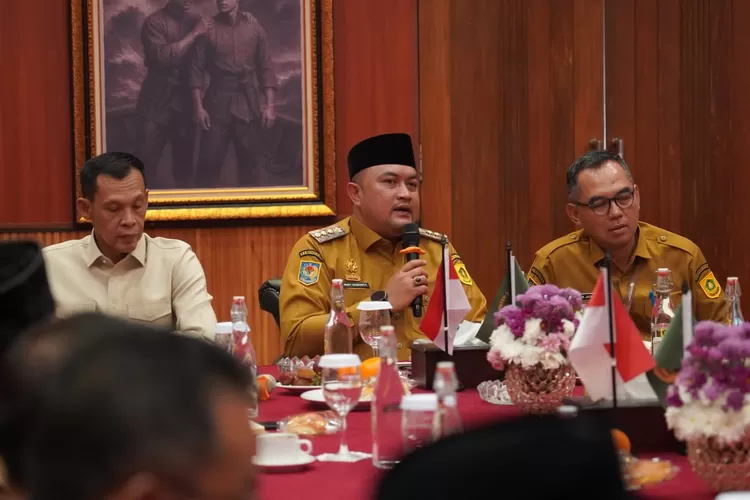 Rudy Susmanto Targetkan Tiap Desa di Bogor Punya Satu Warga Bergelar Sarjana. (Foto/Humas Kabupaten Bogor.)