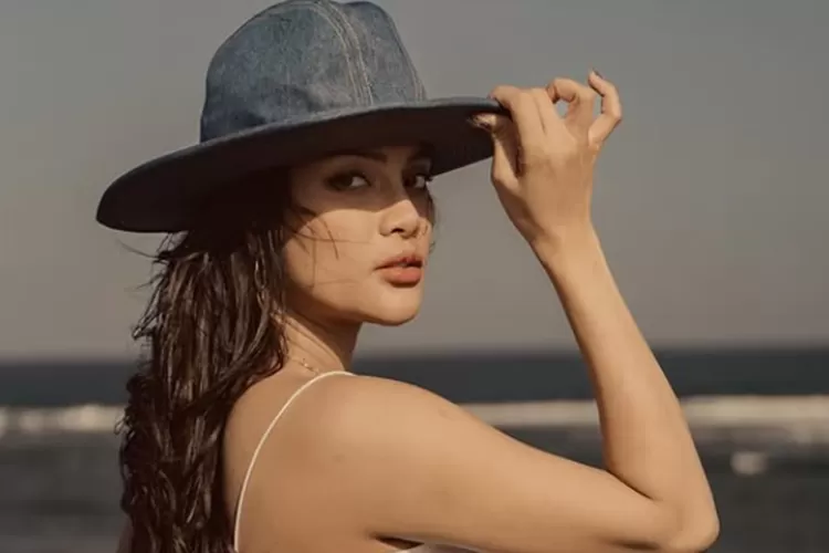 Erika Carlina usai menjalani pemeriksaan di Polda Metro Jaya, mengaku melapor untuk melindungi janin dalam kandungannya. Foto: Instagram/eri.carl