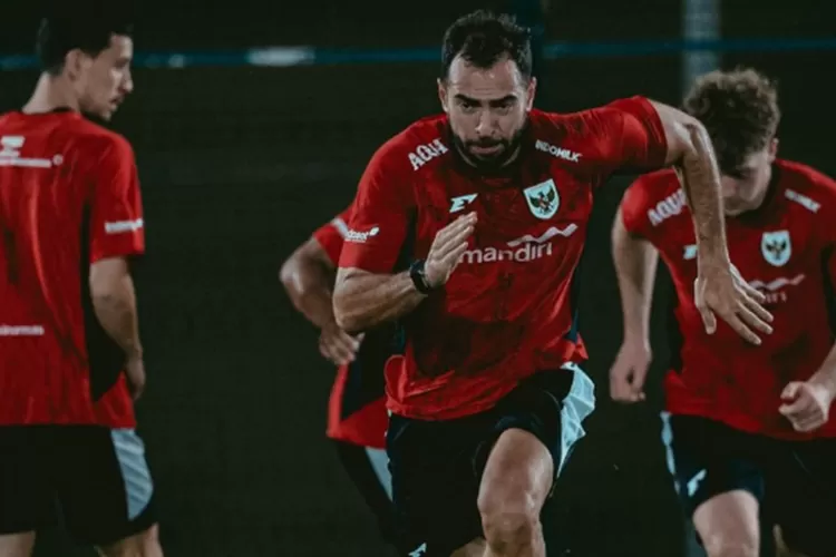 Pemain Timnas Indonesia melakukan pemanasan sebelum latihan terakhir di Jeddah, jelang laga kontra Arab Saudi. Foto: Instagram/timnasindonesia