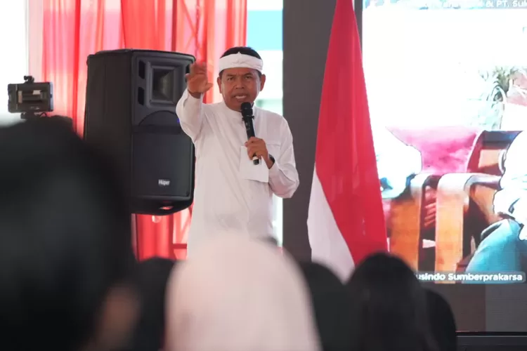 Gubernur Jawa Barat Dedi Mulyadi menghadiri Peluncuran Aplikasi "Nyari Gawe" di PT Sun Bright Lestari Jl Indramayu Cirebon, Jawa Barat, Selasa (7/10/2025). (Foto/Humas Jabar.)