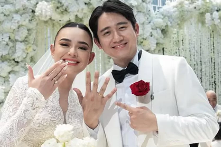 Amanda Manopo dan Kenny Austin memperlihatkan cincin pernikahan usai janji suci di bawah langit Jakarta Selatan, disaksikan keluarga dan sahabat dekat. Foto: Instagram/amandamanopo