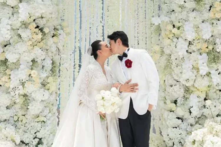 Amanda Manopo dan Kenny Austin resmi menikah di Jakarta Selatan, dalam prosesi pemberkatan yang dipimpin Pendeta Gideon Simanjuntak. Foto: Instagram/@amandamanopo