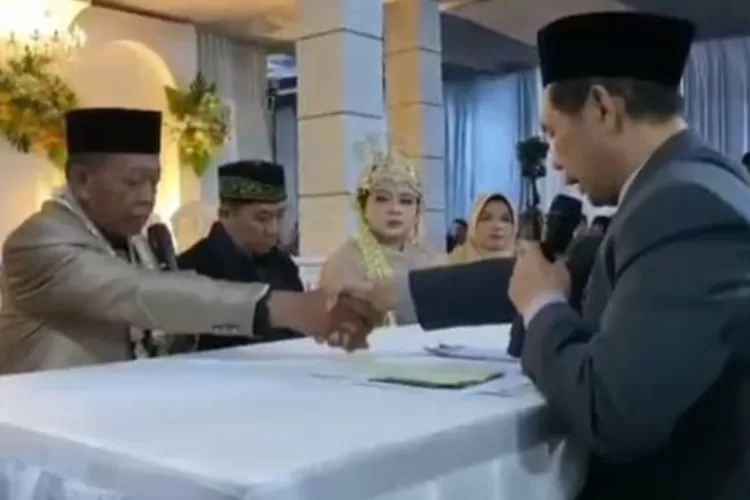 Prosesi akad nikah Tarman (74) dan Shela (24) di Pacitan viral karena mahar fantastis Rp 3 miliar. Foto: Tangkapan Layar.