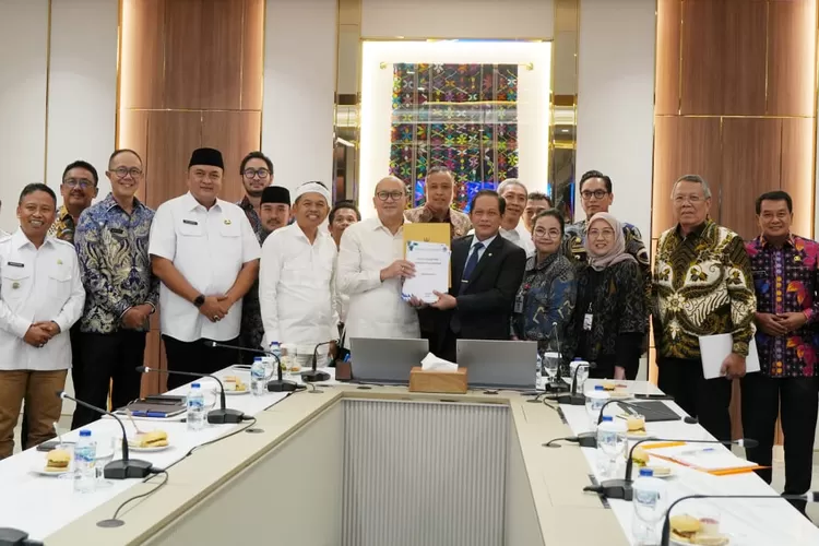 Bupati Bekasi Ade Kuswara Kunang mendampingi Gubernur Jawat Barat Dedy Mulyadi, mengikuti pertemuan dengan Menteri KLHK Hanif Faisol bersama pimpinan Danantara, membahas komitmen Program Pengolahan Sampah menjadi Energi Listrik (PSEL). Bertempat di Wisma Danantara, Jakarta Selatan. Kamis, (09/10). (FOTO : Endar Raziq B/Diskominfosantik.)