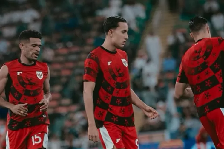 Timnas Indonesia saat latihan resmi di Stadion King Abdullah Sports City jelang laga kontra Irak. Foto: Instagram/timnasindonesia.