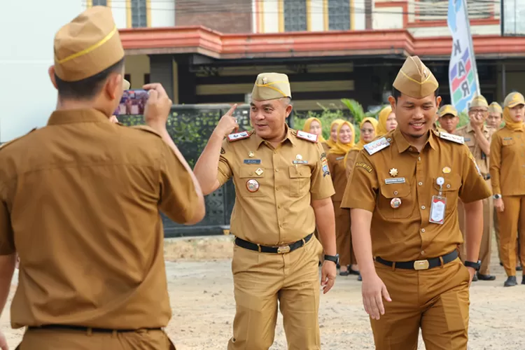 ASN mengikuti apel pagi di kantor pemerintahan usai diumumkannya kenaikan gaji dan sistem total reward berbasis kinerja. Foto: Ilustrasi PNS.