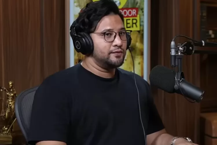 Ammar Zoni kini dipindahkan ke Lapas Super Maximum Nusakambangan, pada Kamis (16/10/2025), dengan pengawalan ketat dari Jakarta. Foto: Tangkapan Layar YouTube Deddy Corbuzier.