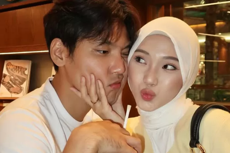 Julia Prastini, selebgram asal Indonesia, bersama suaminya Na Daehoon dalam salah satu unggahan di media sosial. Foto Instagram/@juliaprt7