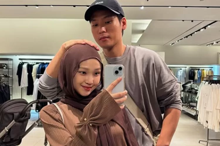 Julia Prastini, selebgram asal Indonesia, bersama suaminya Na Daehoon dalam salah satu unggahan lama di media sosial. Foto Instagram/@juliaprt7