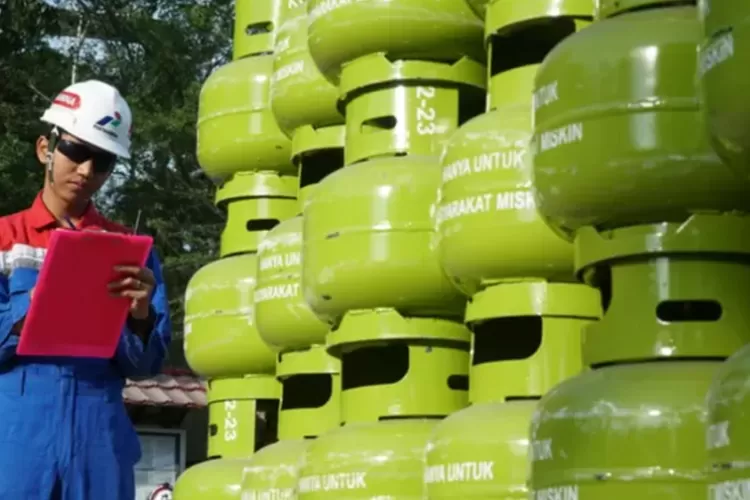 Petugas ESDM memeriksa data penerima LPG 3 kg saat uji coba sistem subsidi berbasis NIK. Foto Ilustrasi.