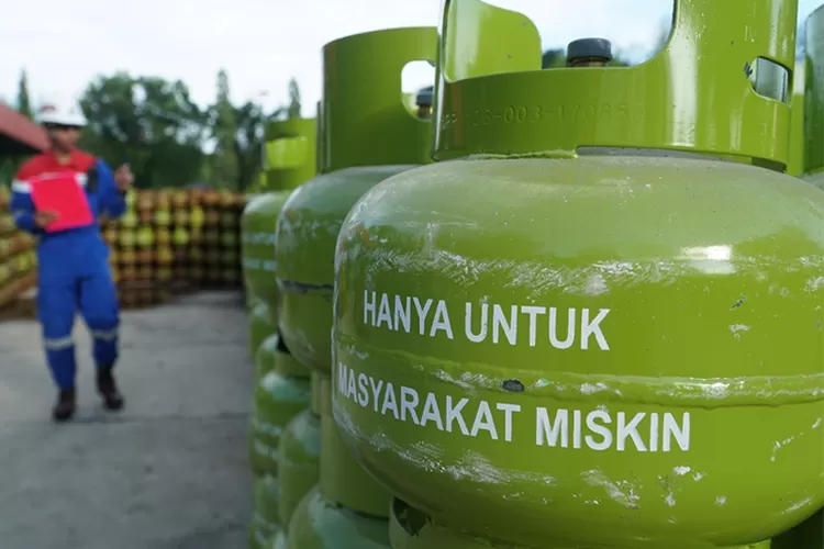 Petugas mencatat data warga saat sosialisasi sistem baru subsidi LPG 3 kg. Foto Ilustrasi LPG 3 Kg.