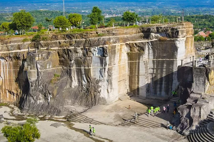 Panorama senja di Tebing Breksi, salah satu hidden gem paling populer di Jogja. Foto: Istimewa.