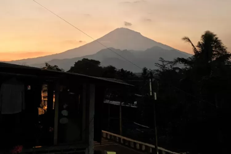Senja di Magelang dengan latar Gunung Sumbing panorama sempurna yang melengkapi pengalaman menginapmu. Foto: Istimewa.