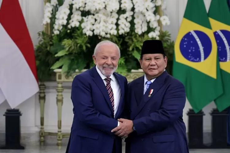 Presiden Prabowo Subianto dan Presiden Brasil Lula da Silva berjabat tangan usai pertemuan bilateral di Istana Merdeka, Jakarta. Foto: Instagram/@presidenrepublikindonesia