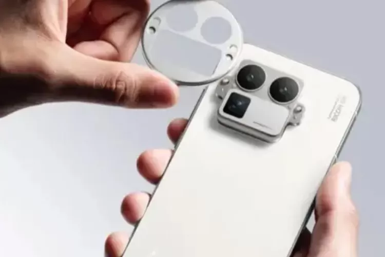 Tampilan Realme GT8 Pro dengan desain modular unik dan kamera Ricoh GR 200MP. Foto: GSM Arena.