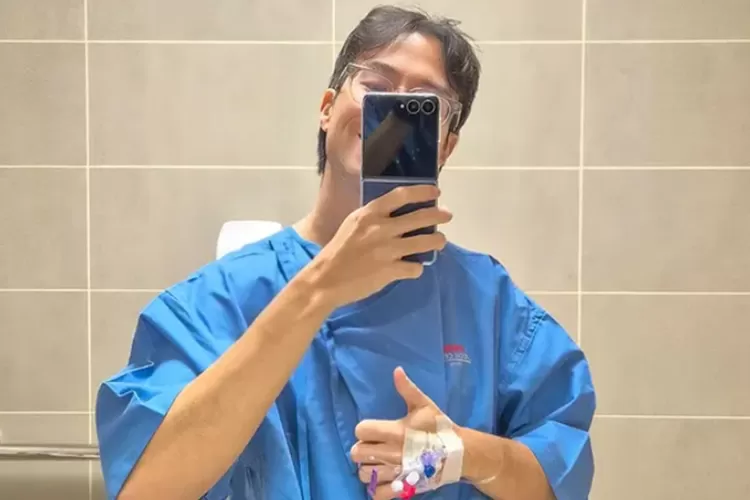 Vidi Aldiano tersenyum tenang di tengah perjalanan penyembuhannya, tegaskan bahwa ia dalam kondisi stabil. Foto: Instagram/@vidialdiano