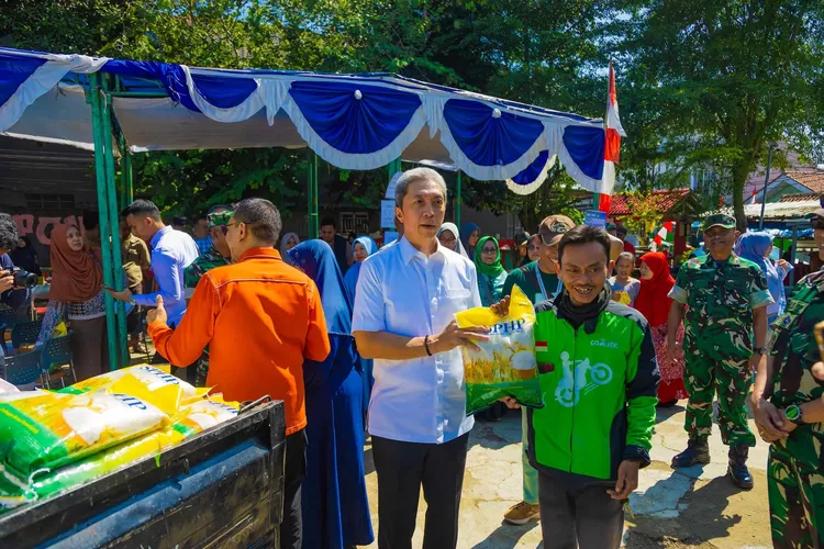 PANGAN MURAH: Warga Kota Bogor antusias memanfaatkan Gerakan Pangan Murah. Komoditas pokok dijual dengan harga di bawah pasar agar daya beli masyarakat&nbsp;tetap&nbsp;terjaga. (Foto/Humas Kota Bogor.)