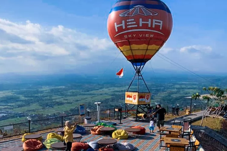 HeHa Sky View menyuguhkan pemandangan spektakuler lampu kota Jogja saat malam hari. Foto: Istimewa.