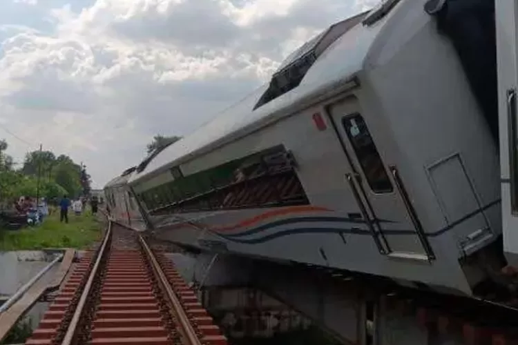 Suasana di rel di Kedunggedeh pasca anjloknya dua gerbong KA Purwojaya. Penumpang selamat, petugas masih lakukan normalisasi jalur. Foto: Istimewa.