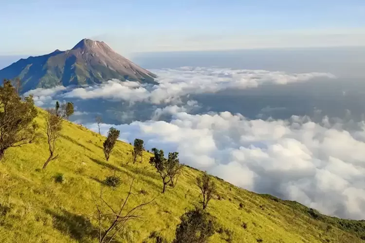 Panorama alam Boyolali yang memesona dengan latar Merapi-Merbabu, menjadikannya destinasi wisata paling hits tahun 2025. Foto: Istimewa.