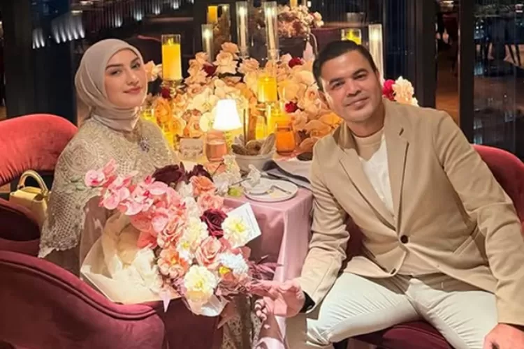 Irish Bella tampil anggun saat menghadiri acara bersama Haldy Sabri, menepis isu miring yang beredar. Foto: Intagram/@irishbella_