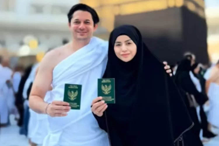 Andrew Andika dan Violentina Kaif resmi menikah di depan Ka'bah, Mekkah, Rabu (29/10/2025). Foto: Instagram/@andrewandika