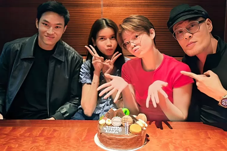 Sabrina Chairunnisa ,Deddy Corbuzier, Azka Corbuzier, tampil kompak dalam momen perayaan ulang tahun Nada yang ke-16 sebelum resmi berpisah pada Oktober 2025. Foto: Instagram/@mastercorbuzier