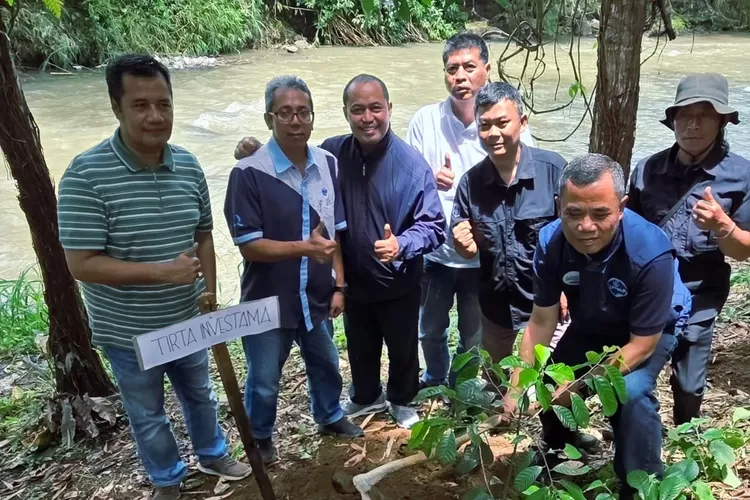 Tim Pabrik AQUA di Kabupaten Bogor melakukan penanaman pohon di pinggir Sungai Cisadane dengan melibatkan&nbsp;berbagai&nbsp;pihak. (Foto/Istimewa.)