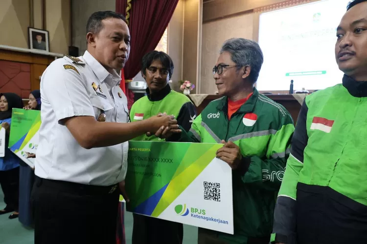 Wali Kota Bekasi Tri Adhianto saat menghadiri acara launching Program Perlindungan Pekerja Rentan bertajuk SIGAP (Siap Jaga Pekerja Informal) yang digelar di Pendopo Wali Kota Bekasi. (Foto/Istimewa.)