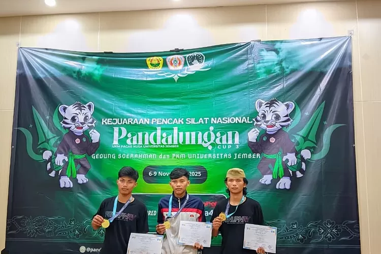 Para atlet Juara 1 kategori Tanding Kelas Dewasa. (Santri Pagar Nusa Rayon Yasinat)