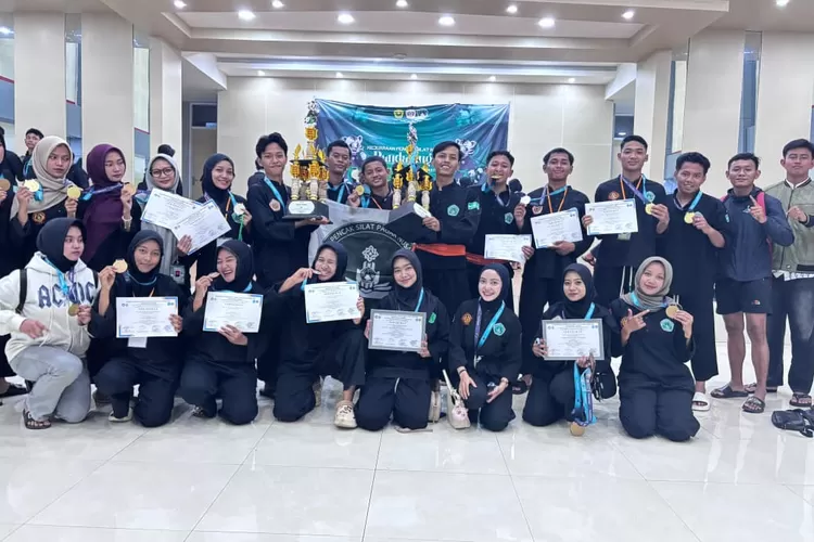 Para atlet Pagar Nusa  UIN KHAS Jember bersama pelatih setelah selesai pengumuman juara di ajang Pandhalungan CUP III 2025.