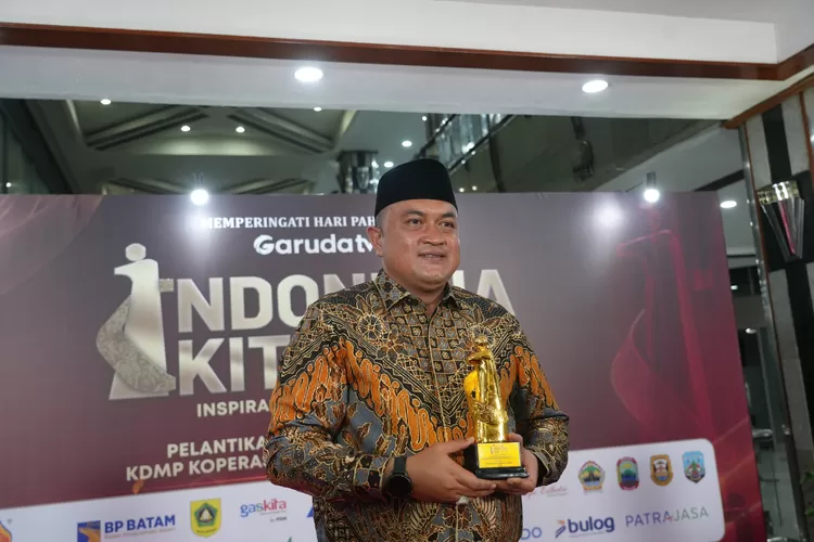 Bupati Bogor Rudy Susmanto Dianugerahi Penghargaan Pahlawan Inspiratif di Indonesia Kita Awards 2025. (Foto/Tim Komunikasi Publik/Diskominfo Kabupaten Bogor.)