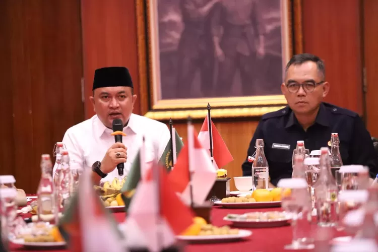 Bupati Bogor Rudy Susmanto saat memimpin Rapat Koordinasi TRC Kebersihan di Ruang Soekarno-Hatta, Pendopo Bupati, pada Senin (11/11). (Foto/Humas Kabupaten Bogor.)