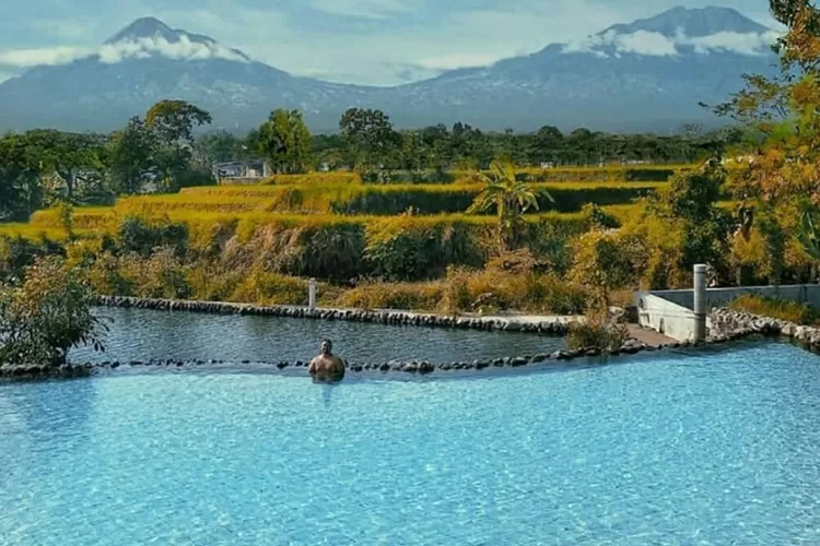 Suasana alami Umbul Siblarak Klaten, air jernih dan pemandangan Merapi-Merbabu yang memikat hati. Foto: Istimewa.