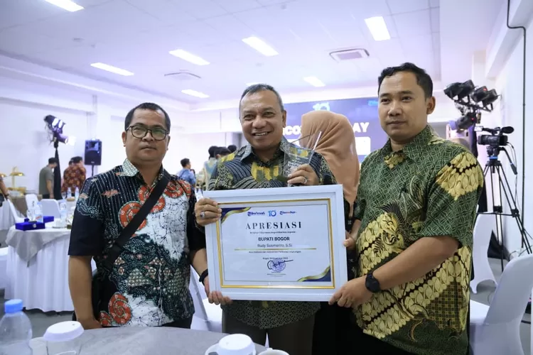 Bupati Bogor Terima Penghargaan Ecoheroes Day. (Foto/Humas Kabupaten Bogor.)