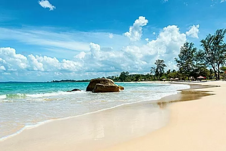 Panorama Pantai Anyer saat senja langit jingga yang selalu memukau para wisatawan. Foto: Istimewa.