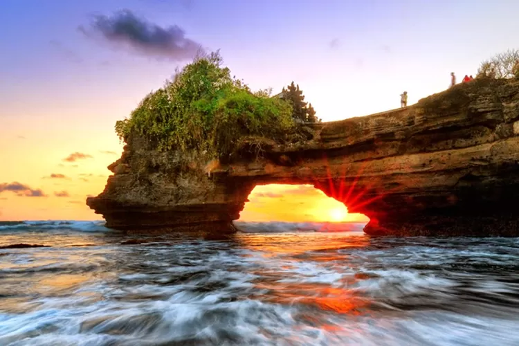 Pantai Karang Bolong lagi hits di kalangan pemburu foto aesthetic, seperti travel blogger. Foto: Istimewa.