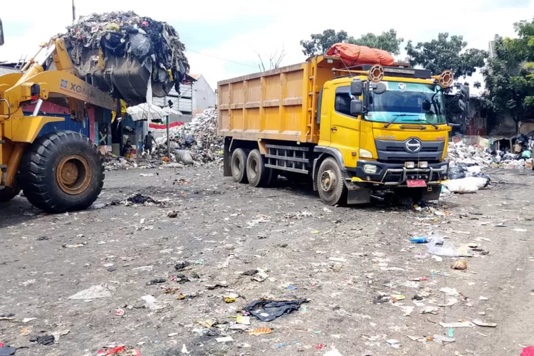 Sampah Terus Mengalir, DLH Tetap Genjot Pengangkutan di TPS Ciwastra. (Foto/Humas Kota Bandung.)