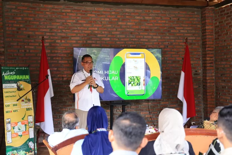 Sekda Ajat menunjukkan implementasi inovasi NGUPAHAN dan SiGardaMas kepada tim validasi IGA 2025 di Kabupaten Bogor. (Foto/Diskominfo Kabupaten Bogor.)