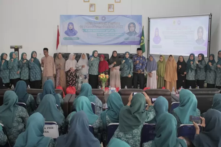 TP PKK Kabupaten Bogor menyerahkan atribut PKK dan paket sembako kepada lansia pada kegiatan BINDA di Kecamatan Jasinga. (Foto/Diskominfo Kabupaten Bogor.)