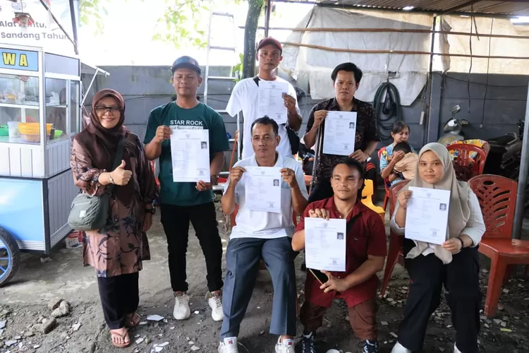 Petugas Pemkab Bogor melakukan verifikasi biodata penyandang disabilitas pada kegiatan pemutakhiran data di Tajurhalang, 20 November 2025.