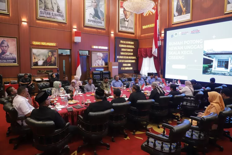 Pemerintah Kabupaten Bogor membahas pengembangan RPH halal modern dalam rapat bersama Bupati Rudy Susmanto di Pendopo Bupati Bogor.