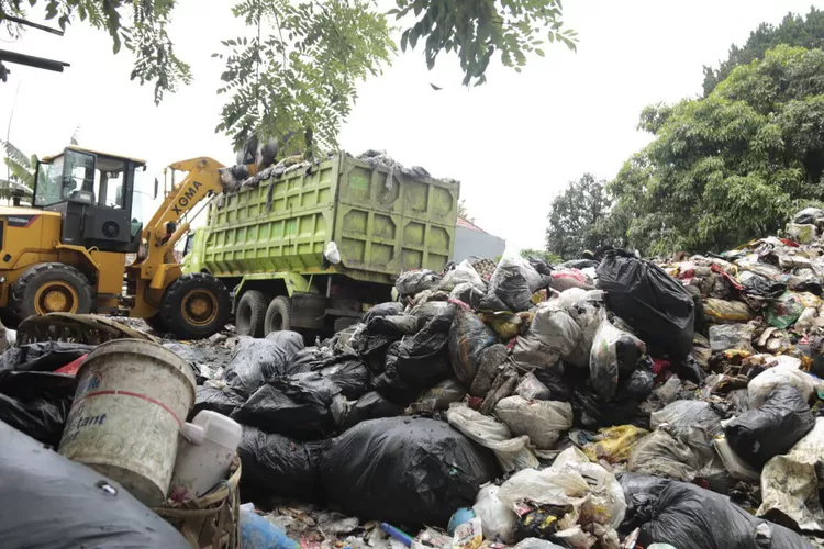 Tumpukan 150 Meter Kubik di Eks TPA Dago Dibersihkan, Pemkot Kerahkan 8 Armada. (Foto/Istimewa.)