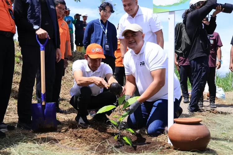 Penanaman 25 ribu pohon serentak di DAS Ciliwung dan Cileungsi menjadi puncak gerakan penghijauan Pemkab Bogor dalam momentum Hari Pohon Sedunia. (Foto/Diskominfo Kabupaten Bogor.)